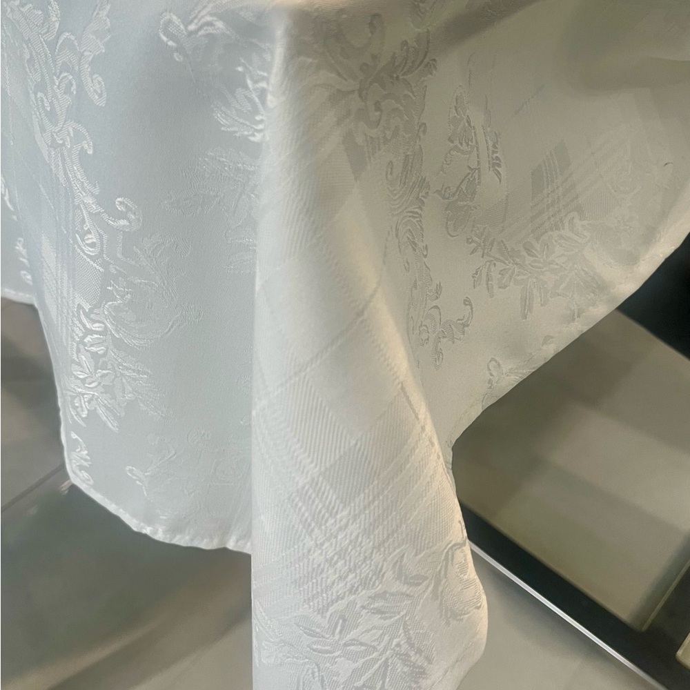 Avon White Jacguard Plaid Tablecloth with Napkins